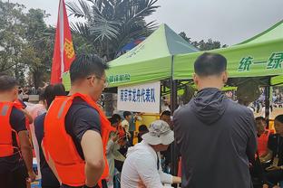 近距离接触！球迷实拍C罗在行李区等行李